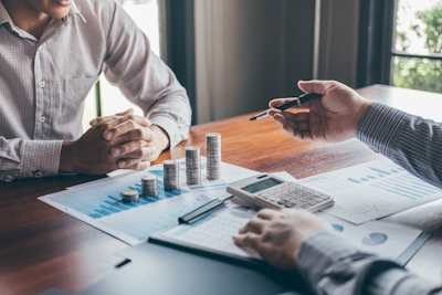 Banken- oder freie Makler?