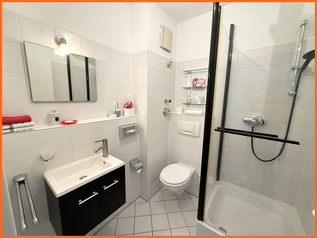 Sensationeller Rotenfelsbllick, 125 m² 3 Zimmer-Maisonette u. TG-Platz für Ihr Wohnmobil! - Bad mit Dusche (8853)