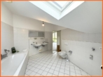 Bad mit Wanne und Dusche - Traumhafte 3 Zimmer-Maisonette mit 125 m² Wohnfläche, Balkon, TG-Platz u. Stellplatz!