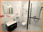 Bad mit Dusche - Traumhafte 3 Zimmer-Maisonette mit 125 m² Wohnfläche, Balkon, TG-Platz u. Stellplatz!