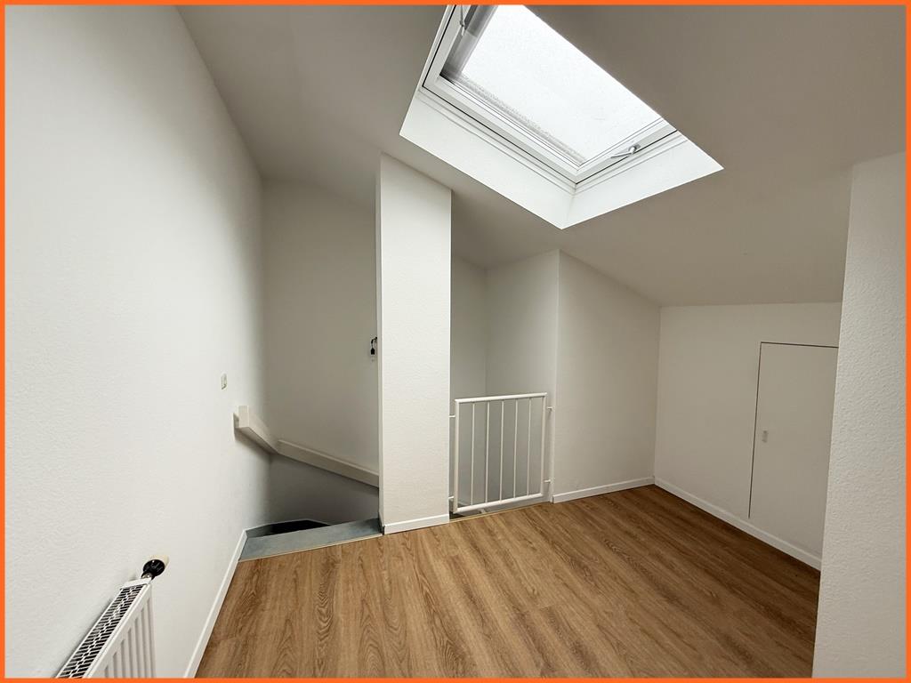 Sensationeller Rotenfelsblick, 125 m² 3 Zimmer-Maisonette u. TG-Platz für Ihr Wohnmobil! - Flur (8868)