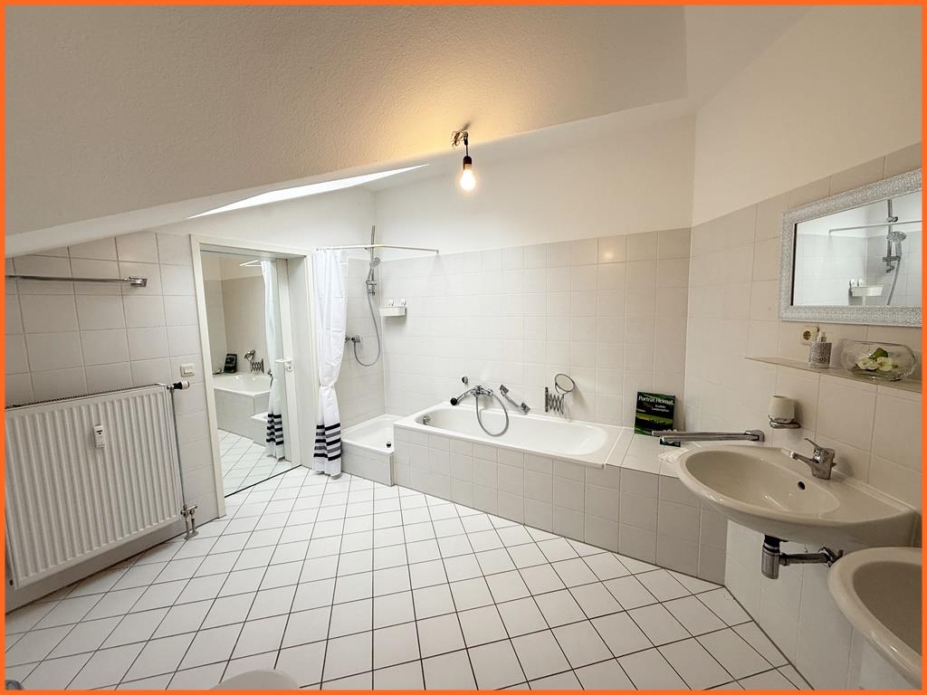 Sensationeller Rotenfelsblick, 125 m² 3 Zimmer-Maisonette u. TG-Platz für Ihr Wohnmobil! - Badezimmer (8866)