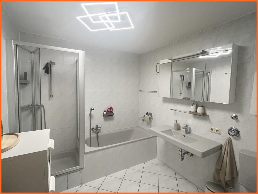 Gemütliche 3 Zimmer-Wohnung mit Sonnenbalkon im schönen Sprendlingen! - Bad (8400)