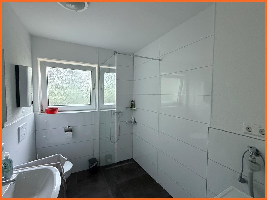 Uns gibt es nur im 3er Pack! Attraktives Haus mit 3 Eigentumswohnungen! KH-Bestlage! - Duschbad (8092)