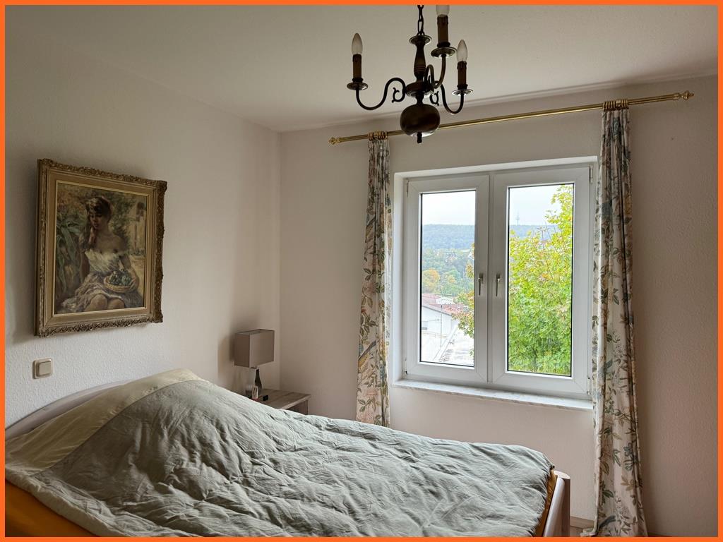 Uns gibt es nur im 3er Pack! Attraktives Haus mit 3 Eigentumswohnungen! KH-Bestlage! - Schlafzimmer (8093)