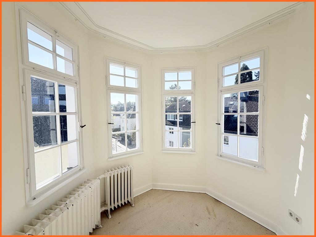 Kurgebiet pur: Erleben Sie das Turmzimmer in dieser edlen 3 Zimmer Altbauwohnung - Turm (8632)