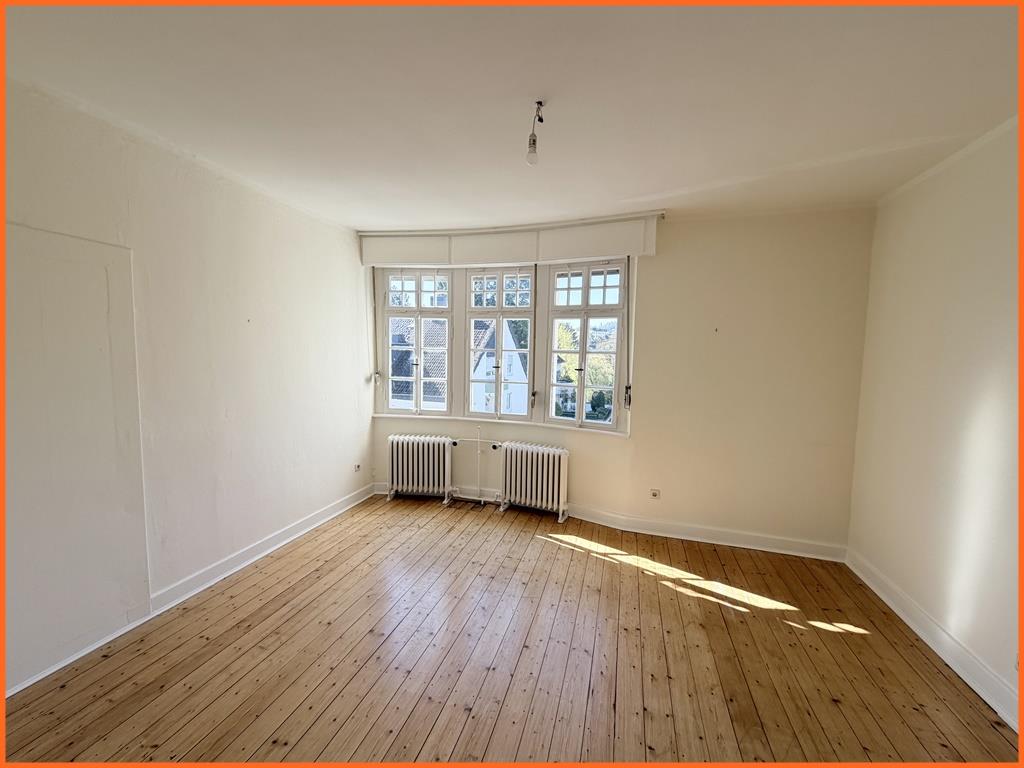 Kurgebiet pur: Erleben Sie das Turmzimmer in dieser edlen 3 Zimmer Altbauwohnung - Zimmer (8630)