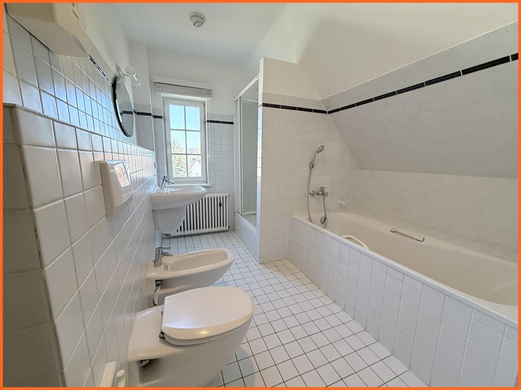 Kurgebiet pur: Erleben Sie das Turmzimmer in dieser edlen 3 Zimmer Altbauwohnung - Bad (8635)