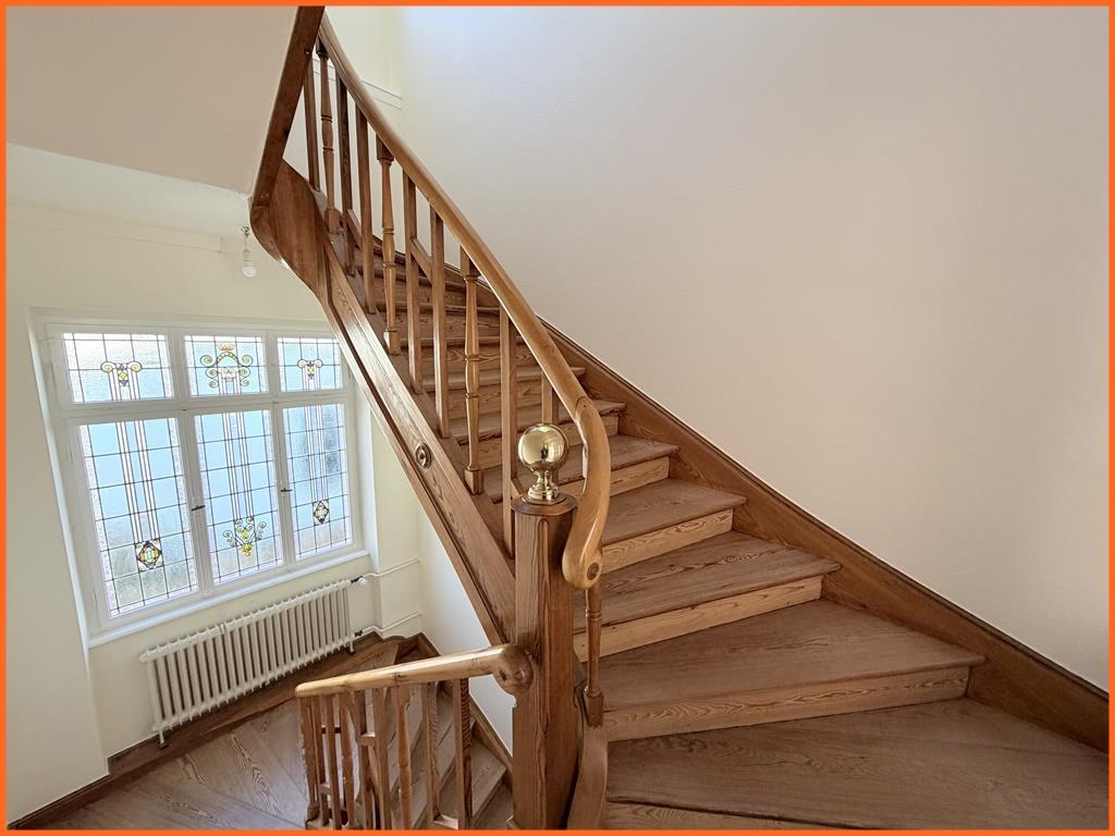 Kurgebiet pur: Erleben Sie das Turmzimmer in dieser edlen 3 Zimmer Altbauwohnung - Treppenhaus (8628)