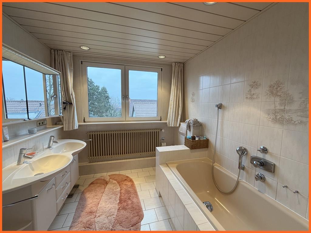 Beste Lage von Bad Kreuznach: Komfortvilla mit Pool auf einem 1660 m² Parkgrundstück! - Bad 1 (8963)