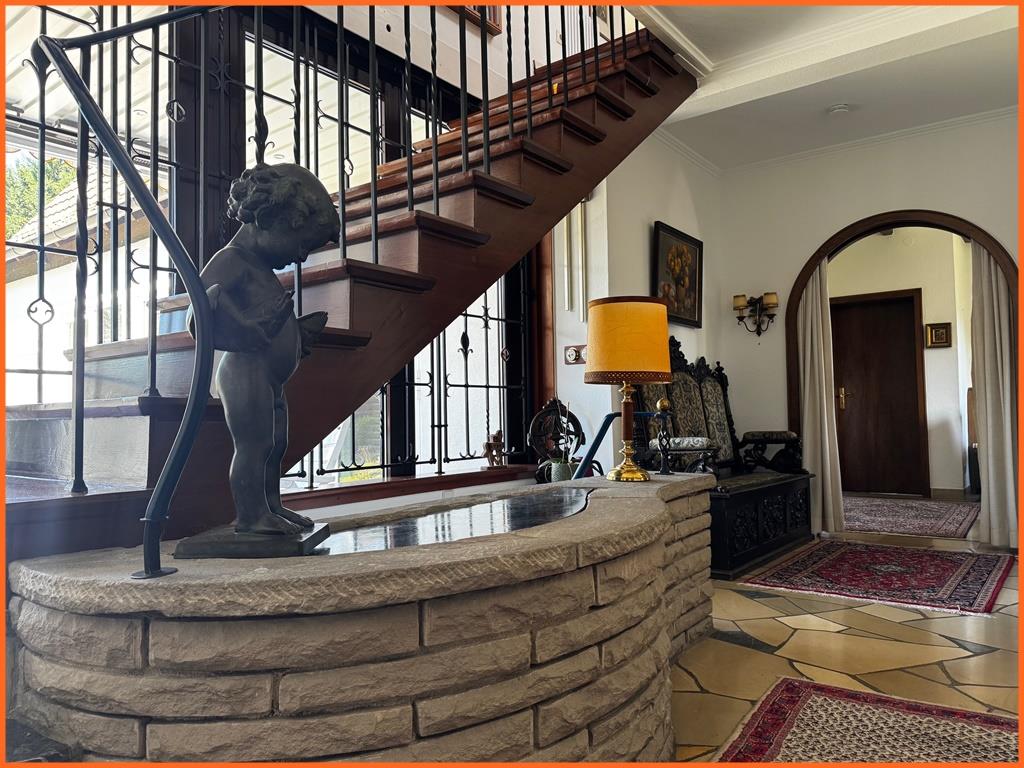 Beste Lage von Bad Kreuznach: Komfortvilla mit Pool auf einem 1660 m² Parkgrundstück! - Flur (8954)