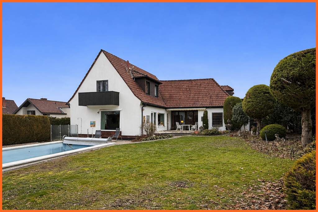 Beste Lage von Bad Kreuznach: Komfortvilla mit Pool auf einem 1660 m² Parkgrundstück! - Gartenansicht (8121)