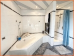 Bad mit Wanne u. Dusche - Zuhause ist, wo Kinder spielen, Eltern zur Ruhe kommen und das Leben Platz hat