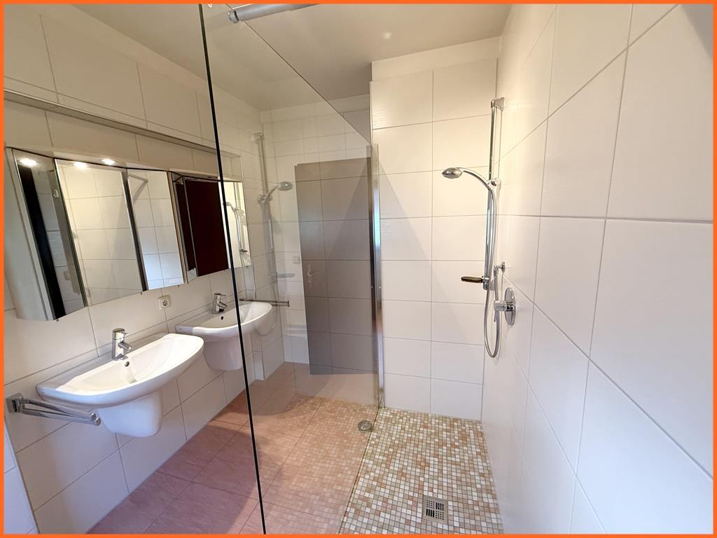 Charmantes Einfamilienhaus mit Wellnessbereich, großem Garten und Weinbergblick! - Tageslichtbad (6928)