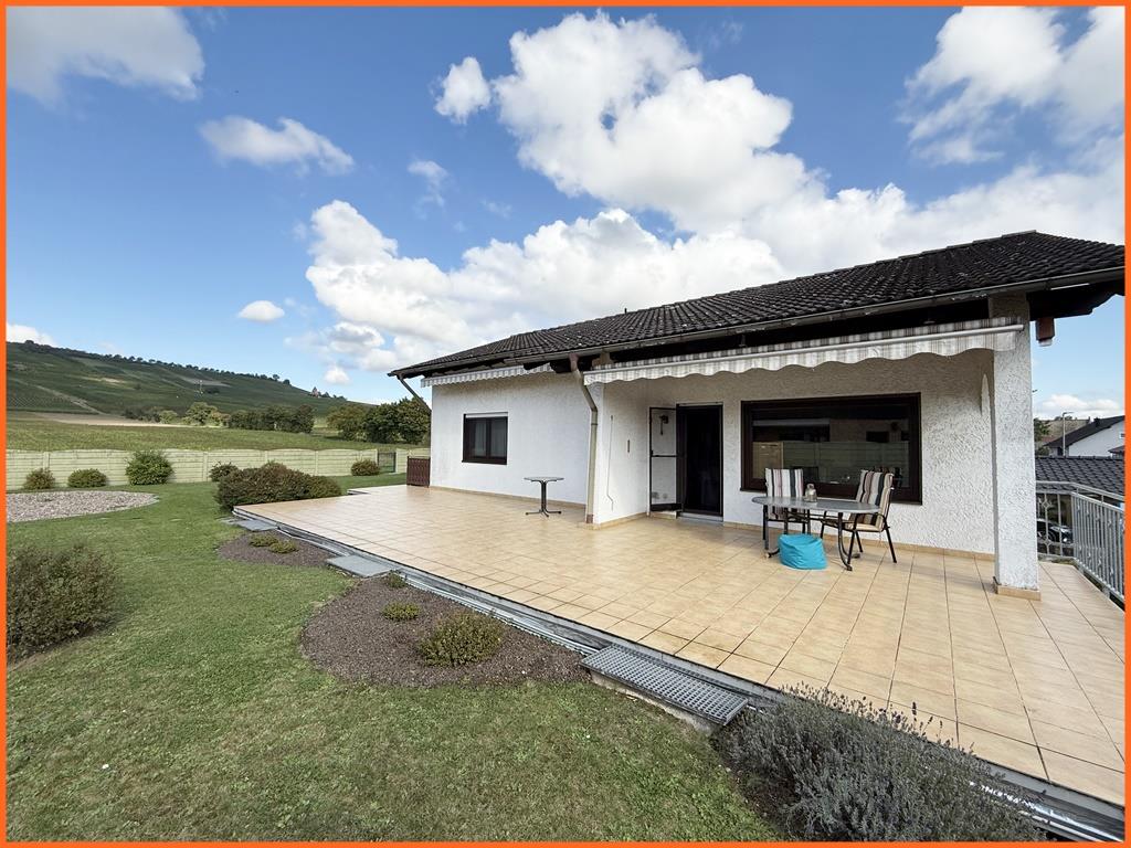 Einfamilienhaus zum Wohlfühlen, mit Wellnessbereich und herrlichen Blick in die Weinberge. - Terrassenansich (10092)