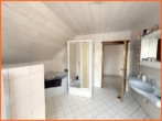 Bad - Hallo Großfamilie: knapp 200 m² Wfl. bietet dieses ruhig gelegene Einfamilienhaus!
