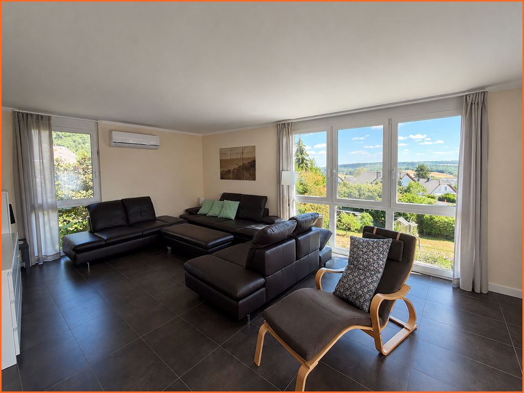 Wohnparadies in herrlicher Aussichtslage: 230 m² top-Wohnfläche, 1850 m² Südgrundstück mit Supergarage! - Wohnzimmer mit Weitblick (10724)