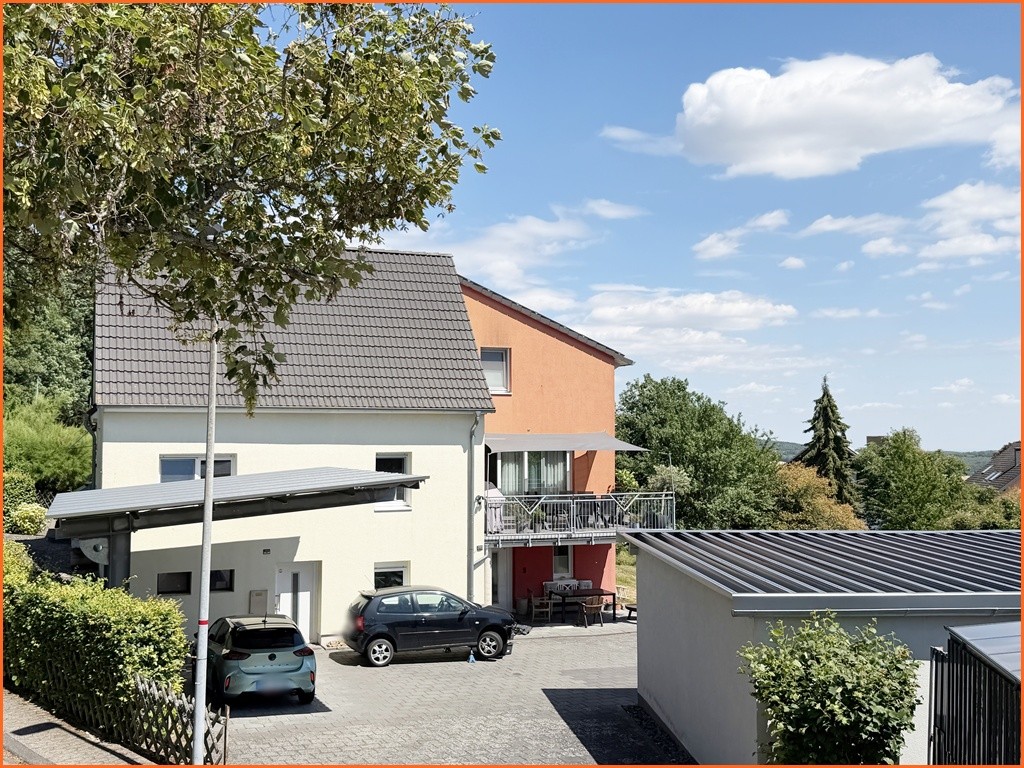 Wohnparadies in herrlicher Aussichtslage: 230 m² top-Wohnfläche, 1850 m² Südgrundstück mit Supergarage! - Gebäudeblick (10734)