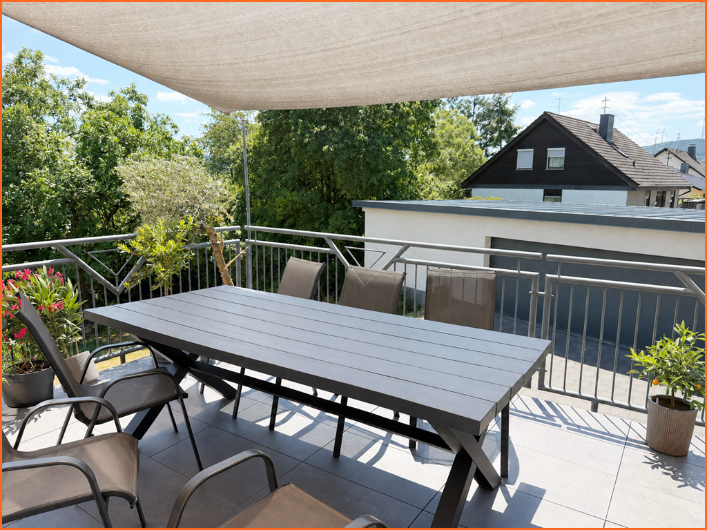 Wohnparadies in herrlicher Aussichtslage: 230 m² top-Wohnfläche, 1850 m² Südgrundstück mit Supergarage! - Terasse Überdacht (10664)