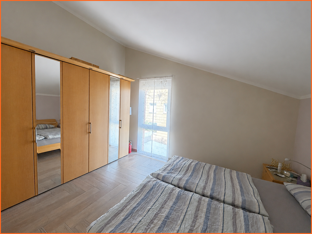 Wohnparadies in herrlicher Aussichtslage: 230 m² top-Wohnfläche, 1850 m² Südgrundstück mit Supergarage! - Schlafzimmer (10658)