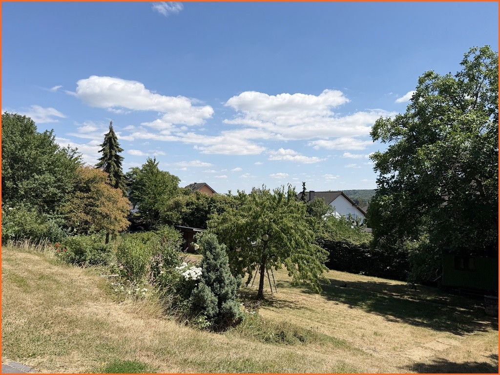 Wohnparadies in herrlicher Aussichtslage: 230 m² top-Wohnfläche, 1850 m² Südgrundstück mit Supergarage! - Garten (10733)