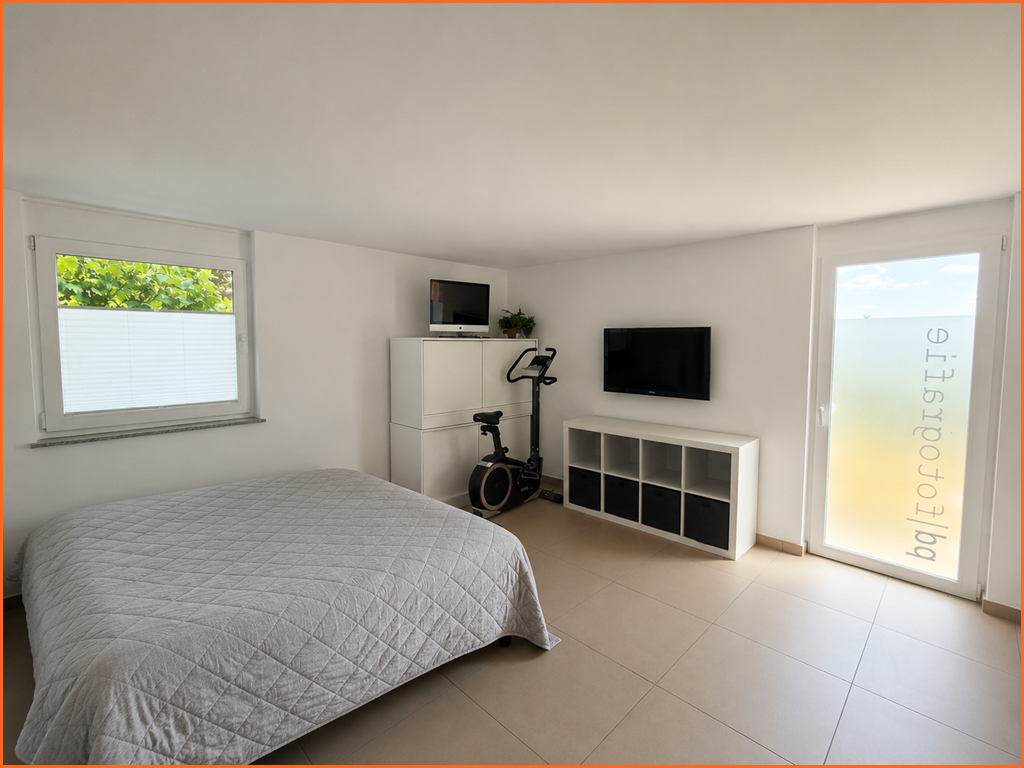 Wohnparadies in herrlicher Aussichtslage: 230 m² top-Wohnfläche, 1850 m² Südgrundstück mit Supergarage! - Gästezimmer (10662)
