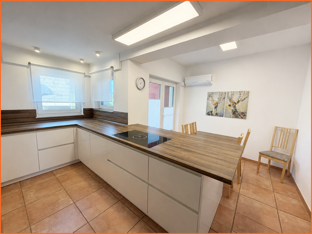 Wohnparadies in herrlicher Aussichtslage: 230 m² top-Wohnfläche, 1850 m² Südgrundstück mit Supergarage! - Küche (10654)