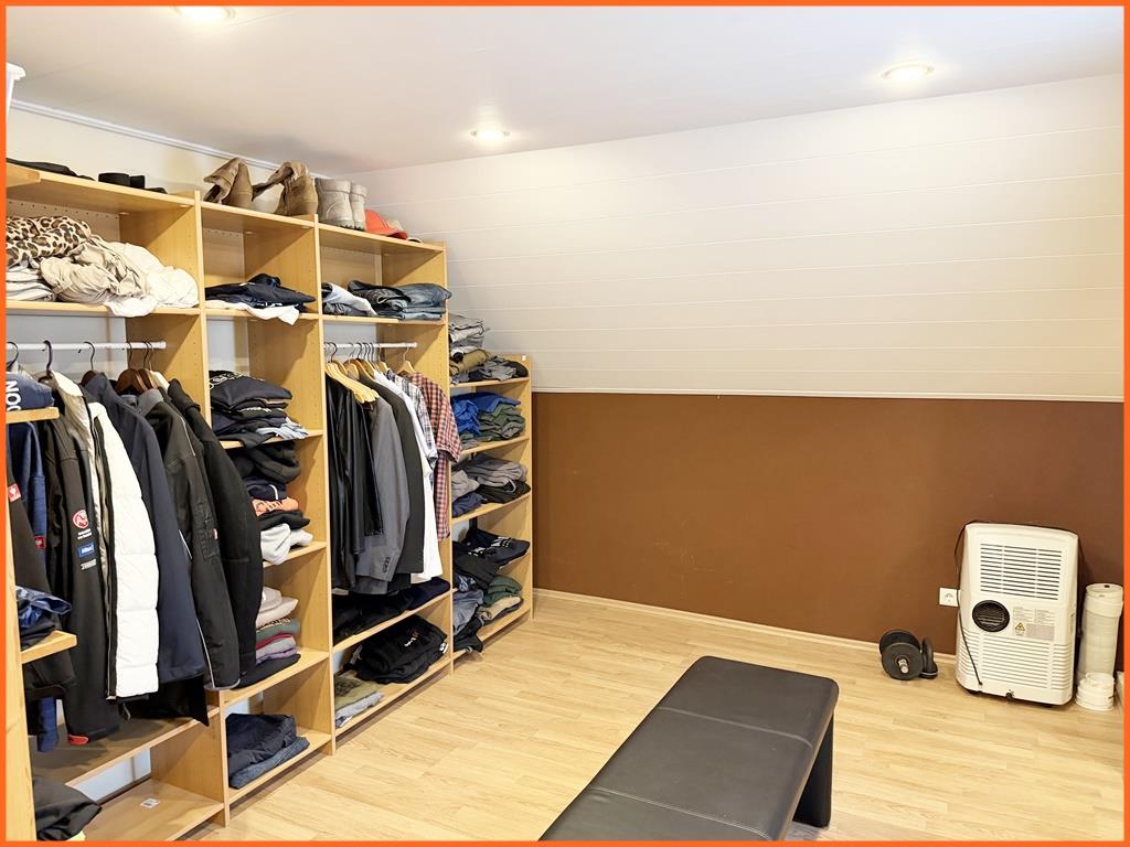 -Verkauft- Charmantes Dorfhaus mit viel Flair mitten im alten Ortskern von Norheim - Ankleidezimmer (10057)