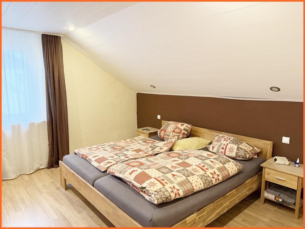 Charmantes Dorfhaus mit viel Flair mitten im alten Ortskern von Norheim - Schlafzimmer (7981)