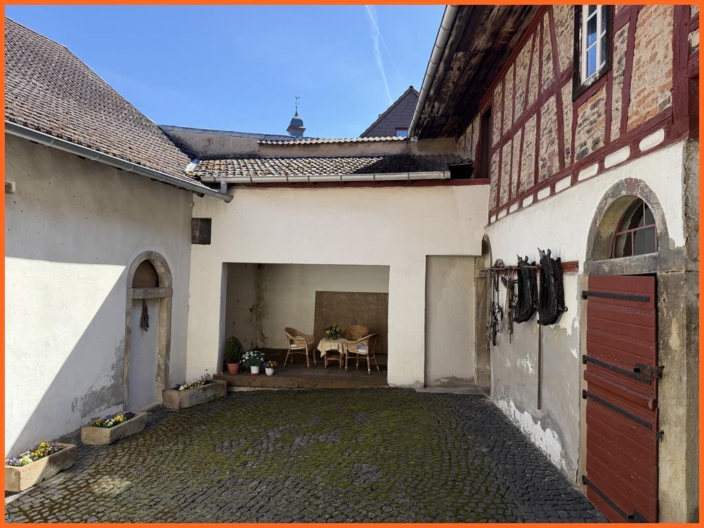Ein Anwesen mit Seele-denkmalgeschützte fränkische Hofreite voller Geschichte und Möglichkeiten! - Innenhof (8750)