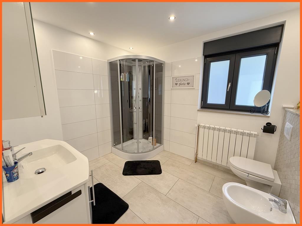 Mehrgenerationenhaus im Top-Zustand, 200 m² Wfl. und 560 m² Grundstück! - Bad EG (8452)