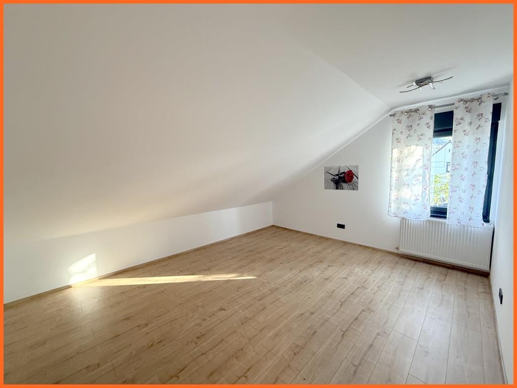 Mehrgenerationenhaus im Top-Zustand, 200 m² Wfl. und 560 m² Grundstück! - Zimmer DG (9261)