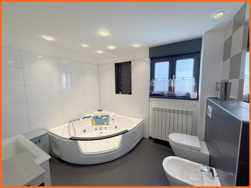 Mehrgenerationenhaus im Top-Zustand, 200 m² Wfl. und 560 m² Grundstück! - Bad OG (8456)