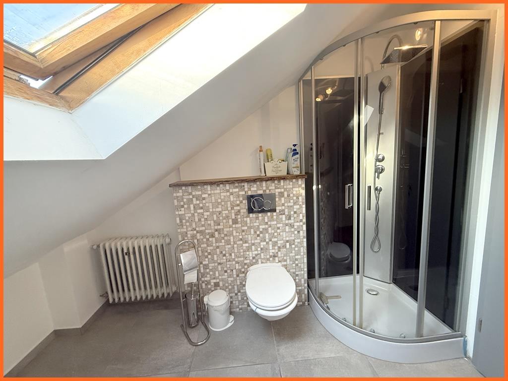 Mehrgenerationenhaus im Top-Zustand, 200 m² Wfl. und 560 m² Grundstück! - Duschbad DG (8462)