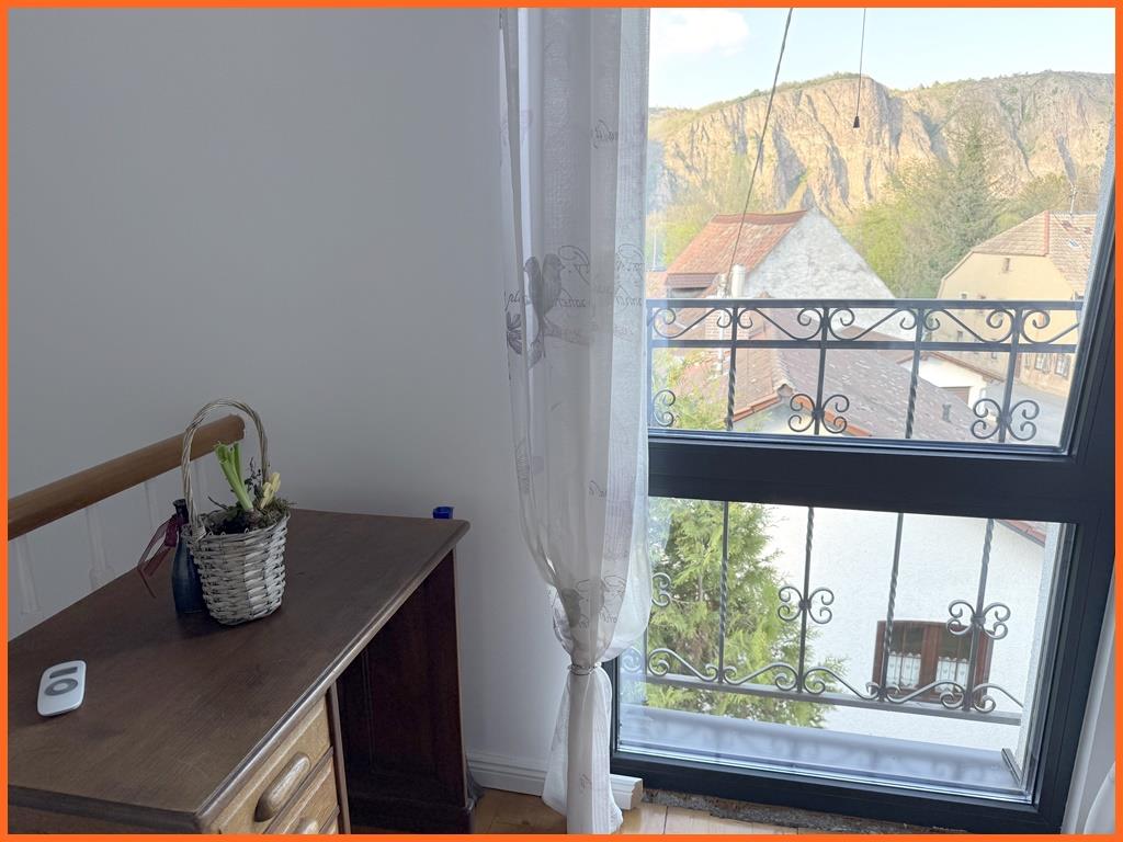 Mehrgenerationenhaus im Top-Zustand, 200 m² Wfl. und 560 m² Grundstück! - Treppenhaus (8457)