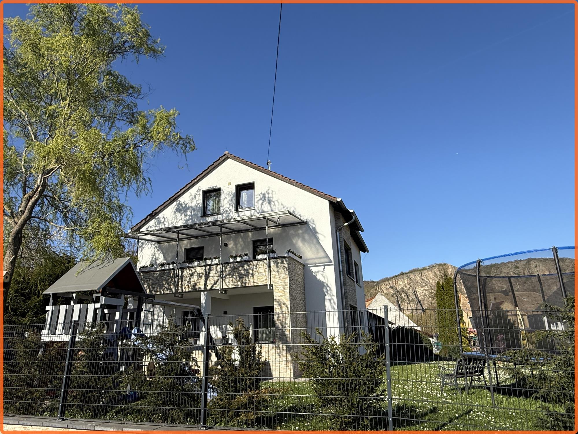 Mehrgenerationenhaus im Top-Zustand, 200 m² Wfl. und 560 m² Grundstück! - Ansicht (8463)