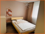 Schlafzimmer - GELEGENHEIT – 2-Zimmer Wohnung, Toprenoviert, mit Einbauküche und PKW-Abstellplatz