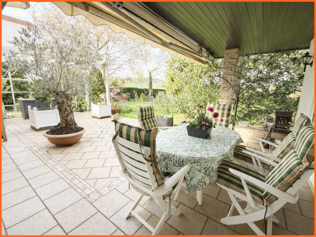 Klassischer Bungalow in Bestlage – Aussicht, Ruhe, Lebensqualität und nahe gelegenen Golplatz! - Terrasse (8816)