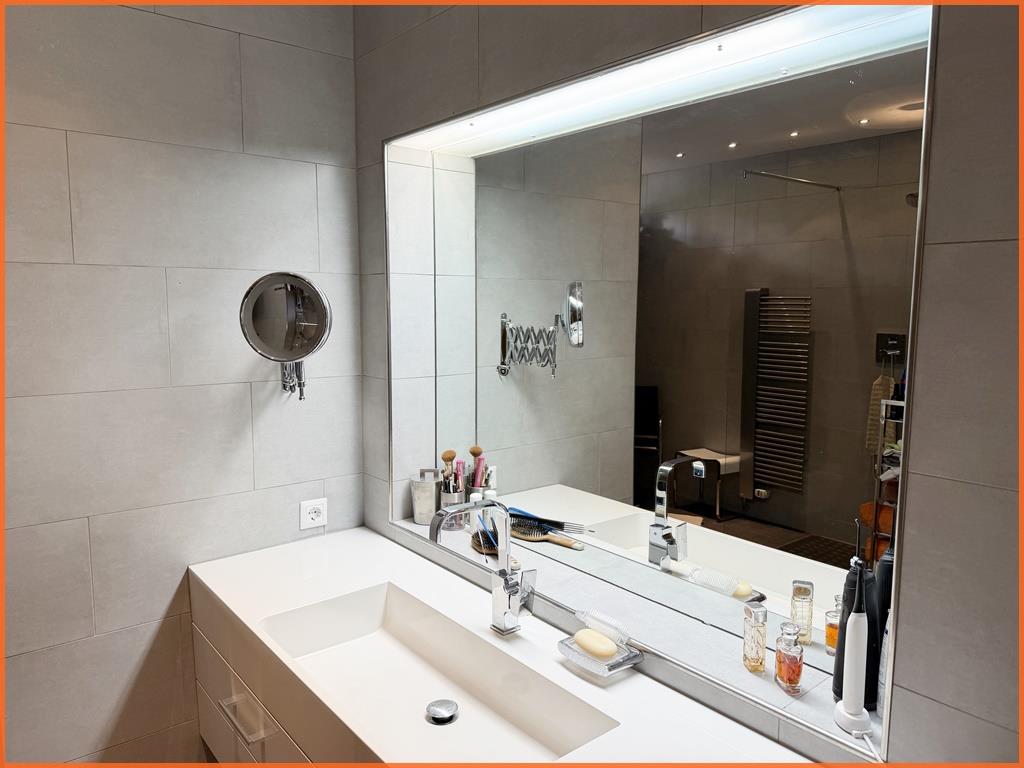 Klassischer Bungalow in Bestlage – Aussicht, Ruhe, Lebensqualität und nahe gelegenen Golfplatz! - Bad 1 Ansicht 2 (9180)