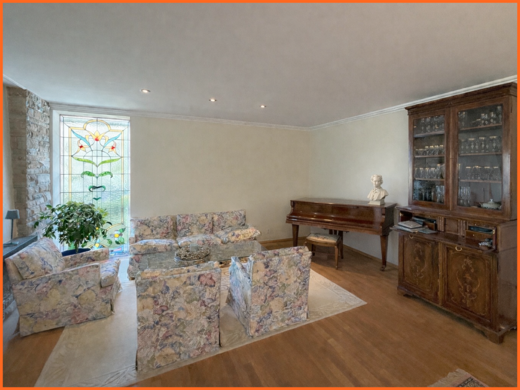 Klassischer Bungalow in Bestlage – Aussicht, Ruhe, Lebensqualität und nahe gelegenen Golplatz! - Wohnzimmer (8807)