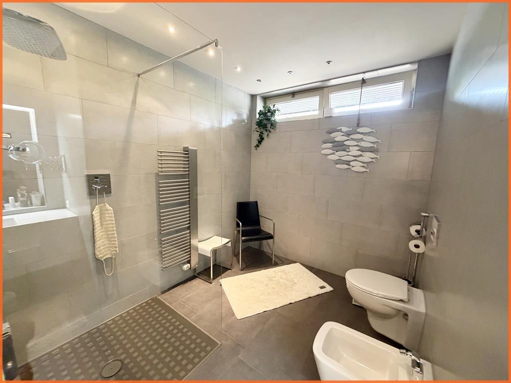 Klassischer Bungalow in Bestlage – Aussicht, Ruhe, Lebensqualität und nahe gelegenen Golplatz! - Bad 1 (8812)