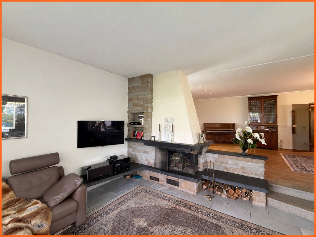 Klassischer Bungalow in Bestlage – Aussicht, Ruhe, Lebensqualität und nahe gelegenen Golplatz! - Kaminzimmer Blick Esszimmer. (8804)