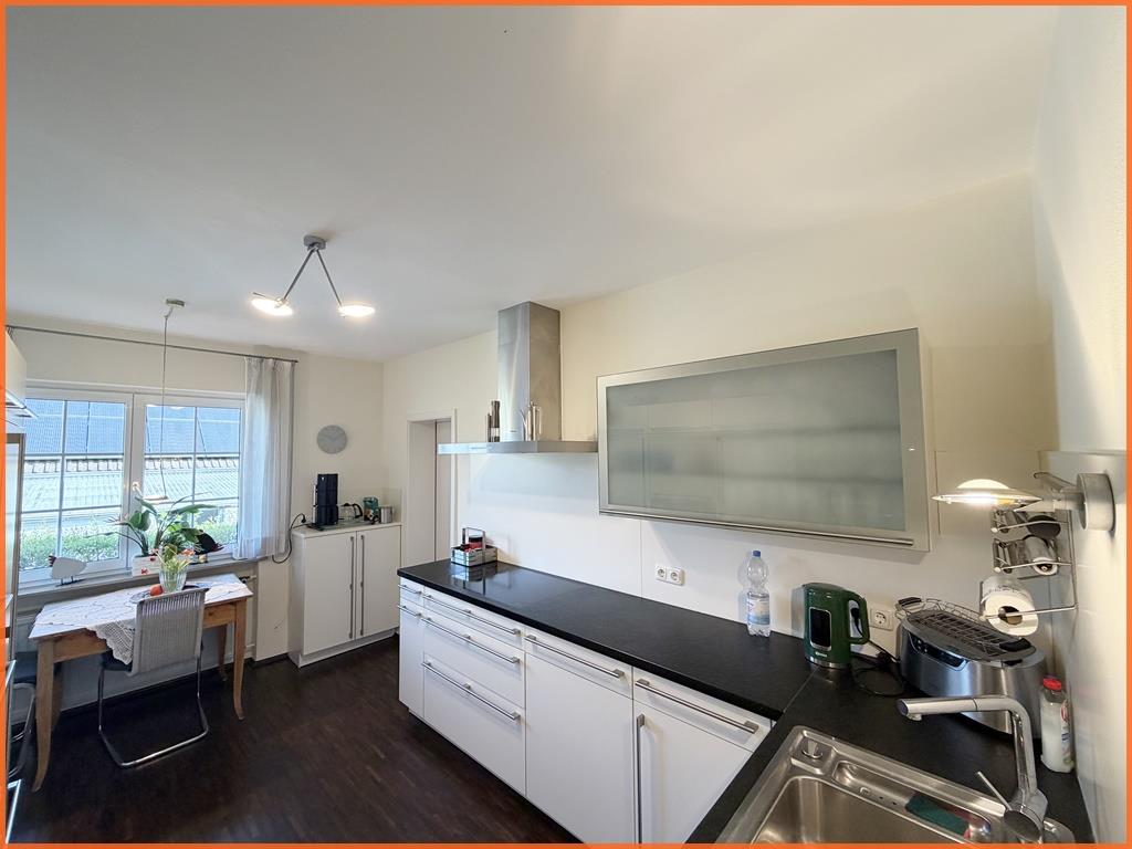 Klassischer Bungalow in Bestlage – Aussicht, Ruhe, Lebensqualität und nahe gelegenen Golplatz! - Küche Ansicht 1 (9135)