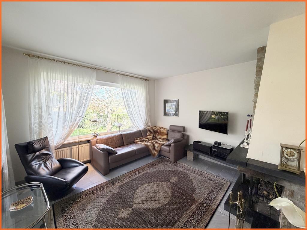 Klassischer Bungalow in Bestlage – Aussicht, Ruhe, Lebensqualität und nahe gelegenen Golplatz! - Kaminzimmer (8805)