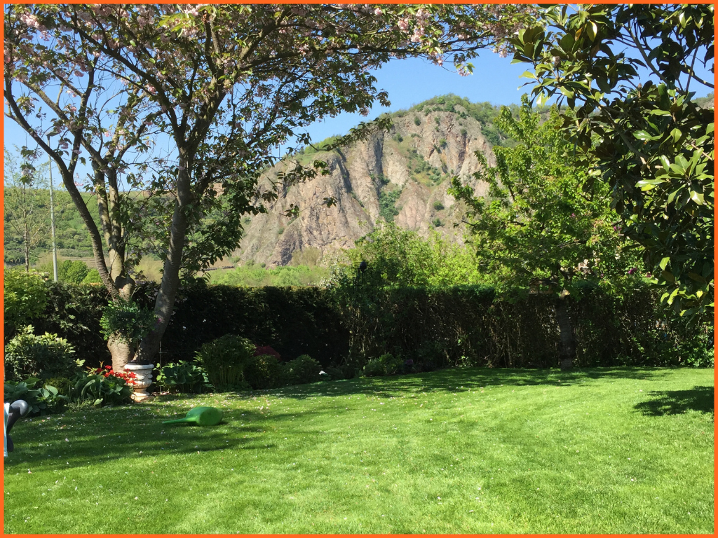 Klassischer Bungalow in Bestlage – Aussicht, Ruhe, Lebensqualität und nahe gelegenen Golfplatz! - Garten mit Blick (9634)