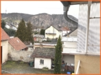 Ausblick Balkon - VERKAUFT 4 Zimmer-Maisonette mit Terrassen, Garten und Finanzierungshilfe durch gut vermieteten Laden.