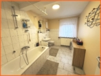 Bad - VERKAUFT 4 Zimmer-Maisonette mit Terrassen, Garten und Finanzierungshilfe durch gut vermieteten Laden.