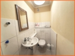 Gäste-WC - VERKAUFT 4 Zimmer-Maisonette mit Terrassen, Garten und Finanzierungshilfe durch gut vermieteten Laden.