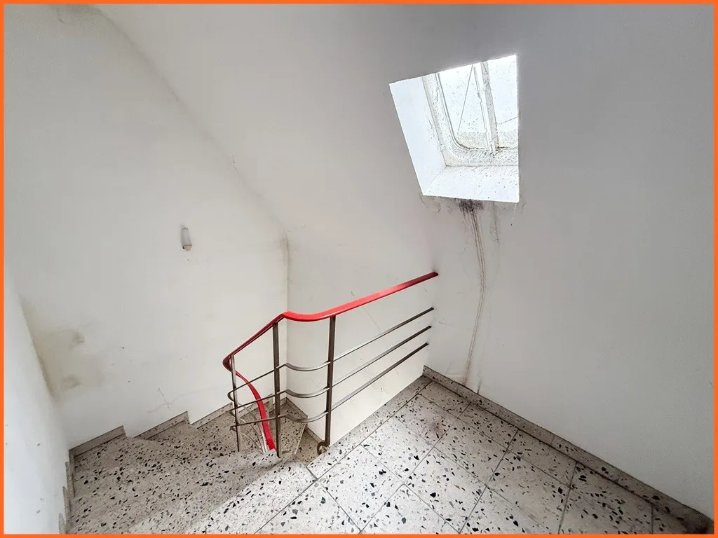 100 m² großes 1-2 Familienhaus mit Garage, ideal für handwerklich Begabte! - Treppenhaus (11116)