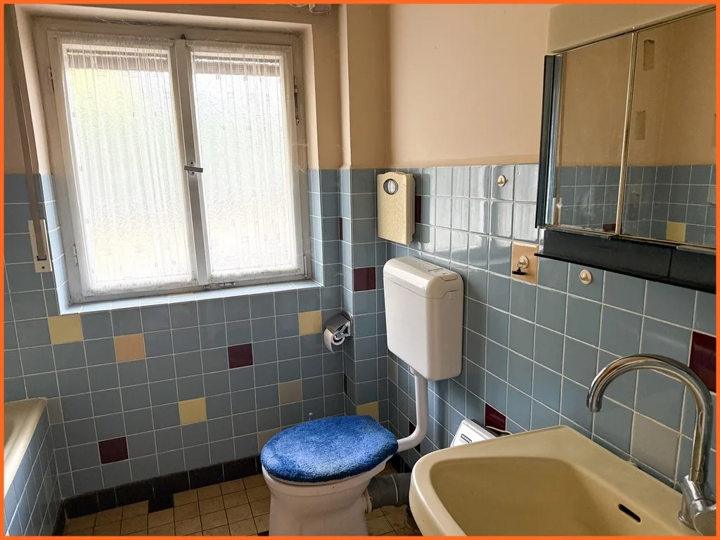 100 m² großes 1-2 Familienhaus mit Garage, ideal für handwerklich Begabte! - Bad blau (11114)